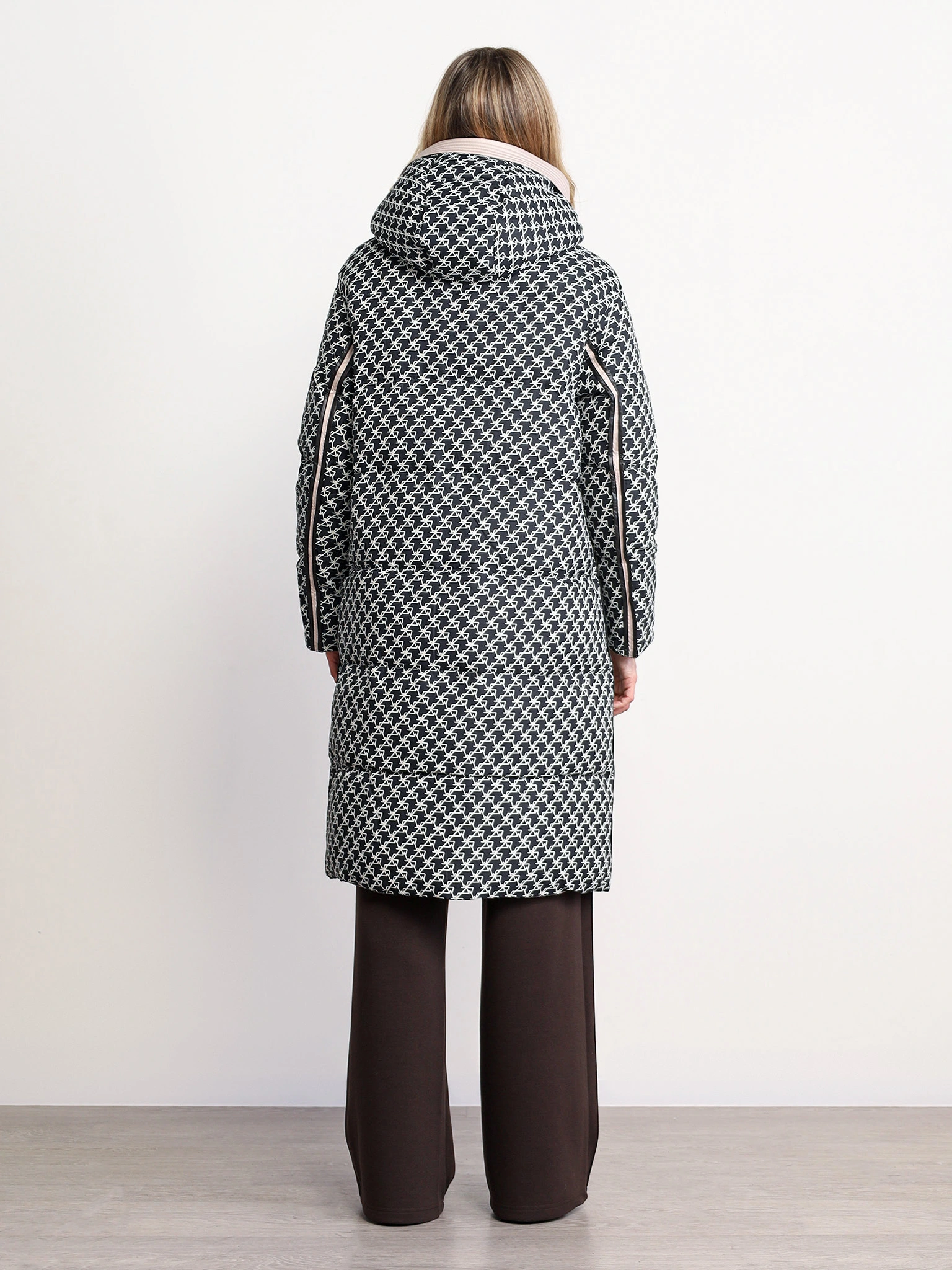 Пуховик черного цвета с капюшоном